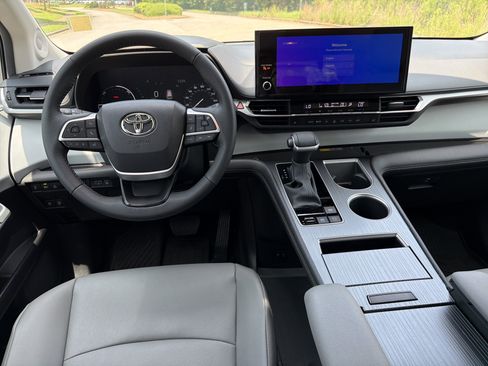 Used 2025 Toyota Sienna XLE w/ XLE Plus Package FWD image 23