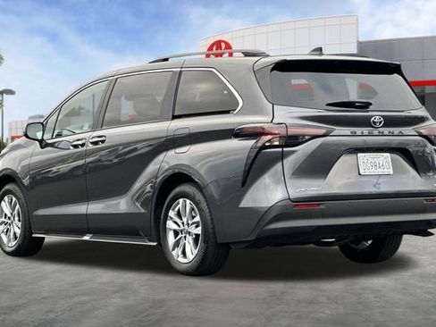 Used 2025 Toyota Sienna XLE image 8