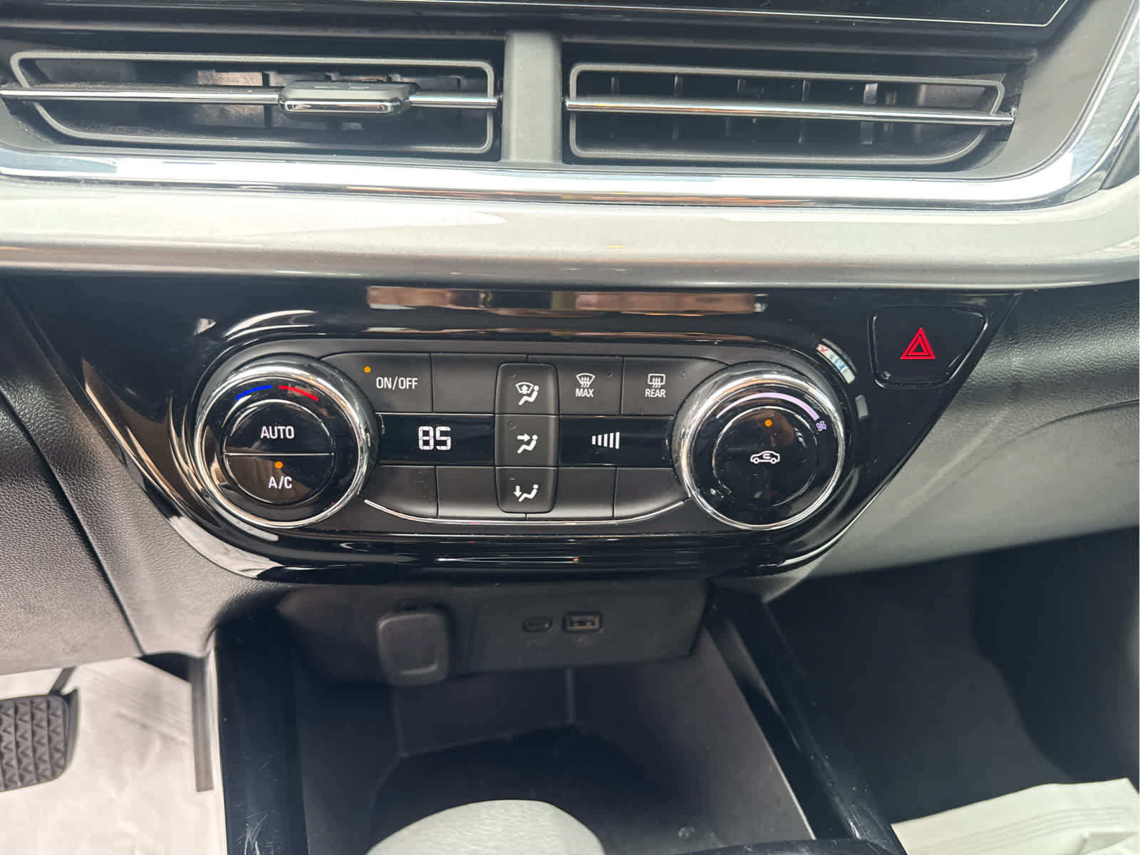 Used 2025 Chevrolet Trax LT FWD image 26