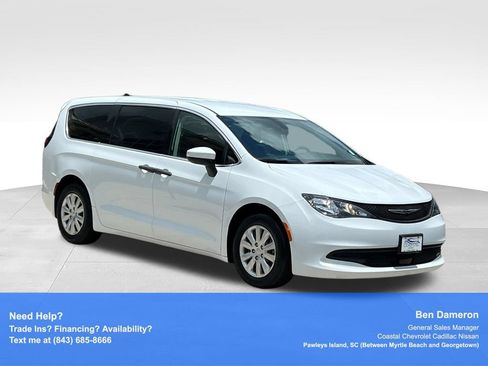 Used 2021 Chrysler Voyager L FWD image 3