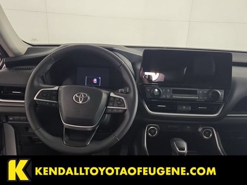 Certified 2025 Toyota Grand Highlander AWD image 11