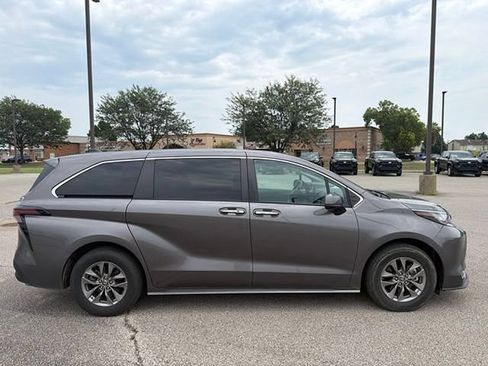 Certified 2023 Toyota Sienna XLE FWD image 12