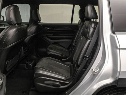 Used 2024 Jeep Grand Cherokee L Laredo image 31