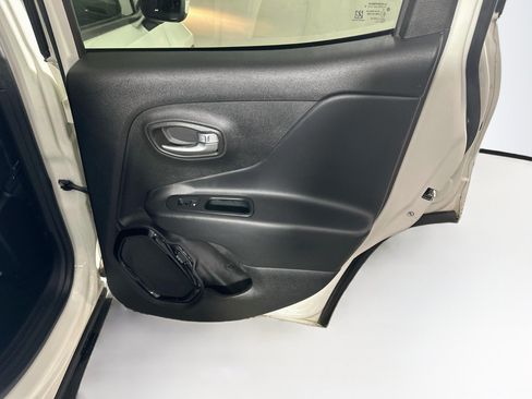 Used 2017 Jeep Renegade Altitude FWD image 27