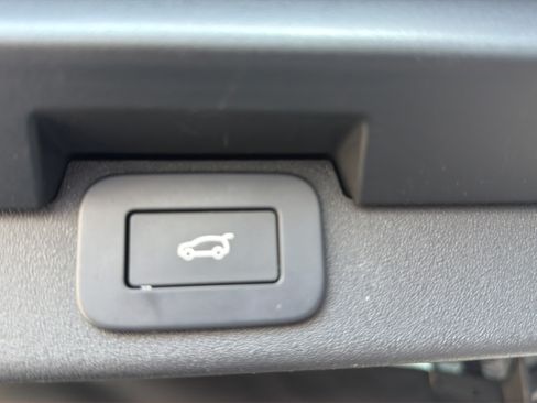Used 2025 Land Rover Discovery S AWD/4WD image 19