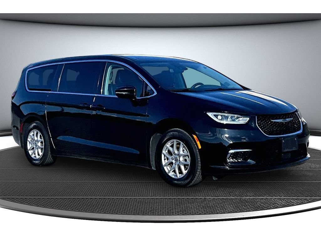 Used 2024 Chrysler Pacifica Touring-L FWD image 14