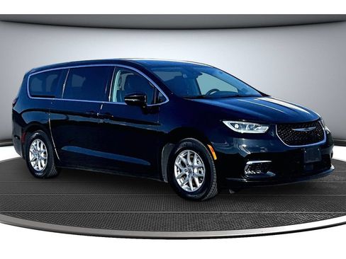 Used 2024 Chrysler Pacifica Touring-L FWD image 14