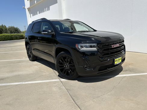 Used 2023 GMC Acadia SLE w/ Driver Convenience Package image 2