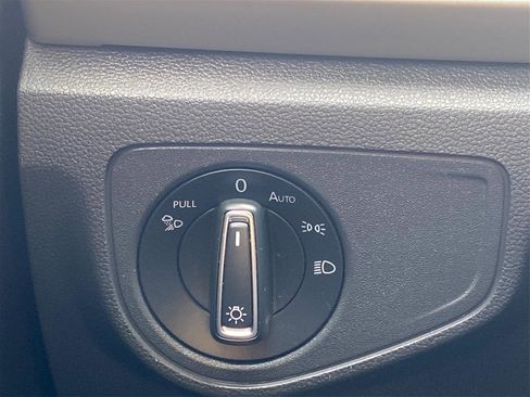 Used 2021 Volkswagen Atlas Cross Sport SE image 28