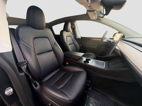 Used 2024 Tesla Model Y Long Range AWD/4WD image 31