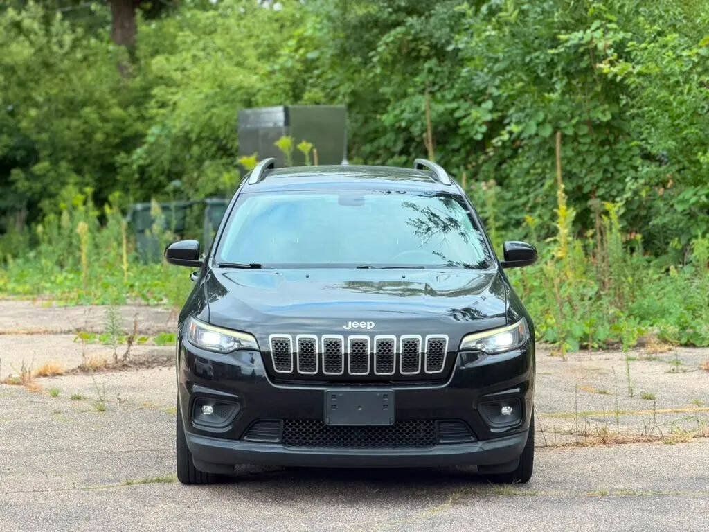 Used 2019 Jeep Cherokee Latitude w/ Popular Appearance Group FWD image 2
