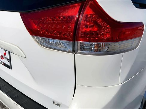 Used 2011 Toyota Sienna LE image 30