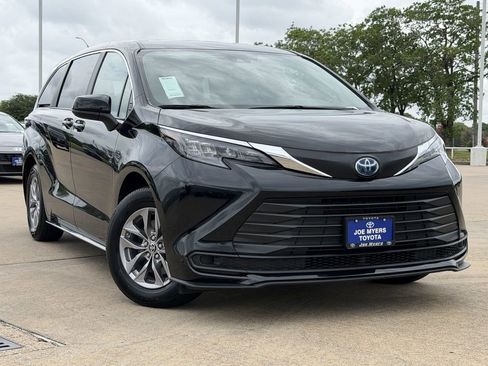 Used 2025 Toyota Sienna LE FWD image 2
