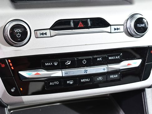 Used 2022 Ford Explorer XLT w/ Equipment Group 202A image 31