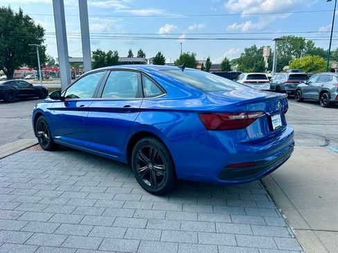 Used 2024 Volkswagen Jetta SE w/ Panoramic Sunroof Package FWD image 5