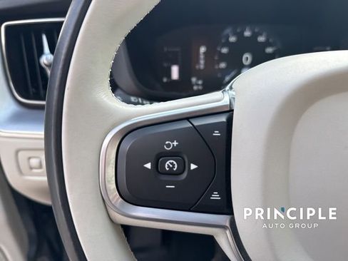 Used 2018 Volvo XC60 T6 Momentum w/ Convenience Package image 21