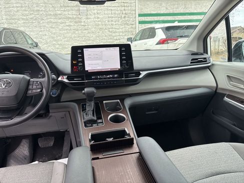 Used 2024 Toyota Sienna LE image 23