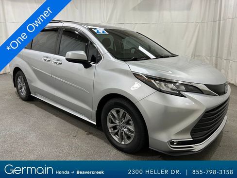 Used 2022 Toyota Sienna XLE image 1
