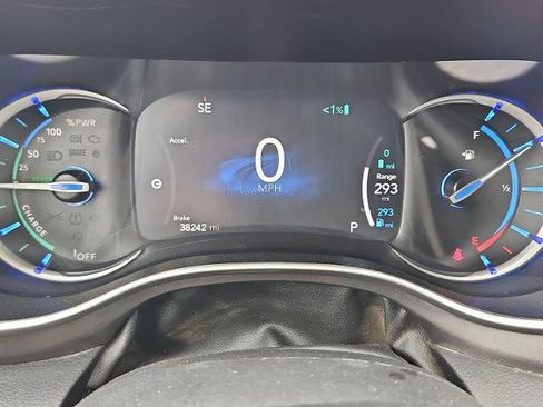 Used 2023 Chrysler Pacifica Touring-L FWD image 11