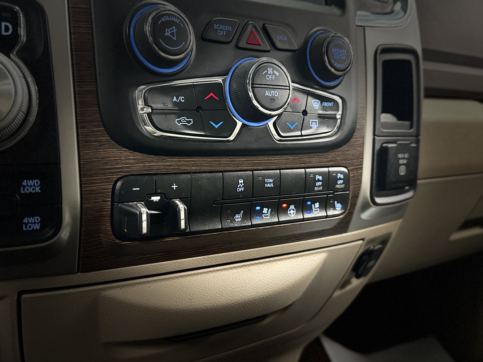 Used 2017 RAM 1500 Laramie w/ Convenience Group AWD/4WD image 21