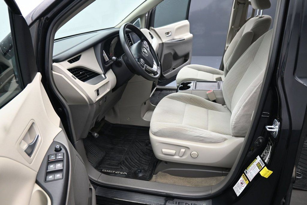 Used 2017 Toyota Sienna LE FWD image 17