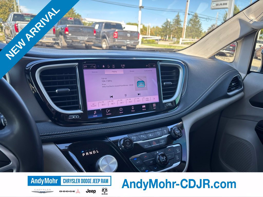Used 2023 Chrysler Pacifica Touring-L FWD image 10