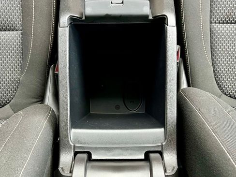 Used 2022 GMC Acadia SLE image 35