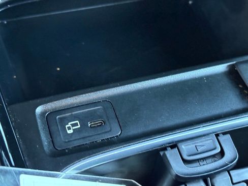 Used 2021 Mercedes-Benz GLB 250 image 24