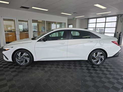 Used 2025 Hyundai Elantra SEL FWD image 2