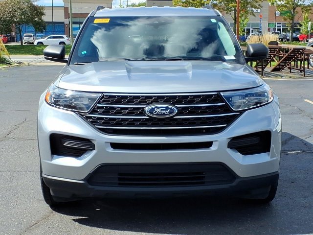 Used 2023 Ford Explorer XLT AWD/4WD image 2