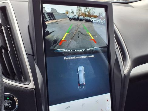 Used 2024 Ford Edge SEL image 9