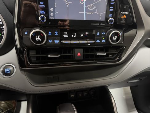 Used 2021 Toyota Highlander XLE AWD/4WD image 23