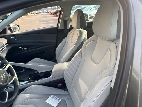 Certified 2025 Hyundai Elantra Limited FWD image 6