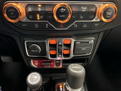 Used 2023 Jeep Gladiator Mojave w/ Cold Weather Group image 22