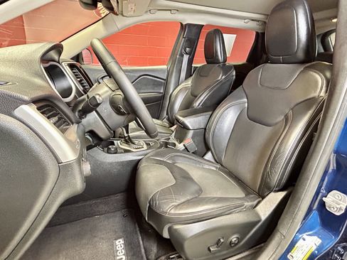 Used 2018 Jeep Cherokee Latitude Plus w/ Comfort/Convenience Group AWD/4WD image 20