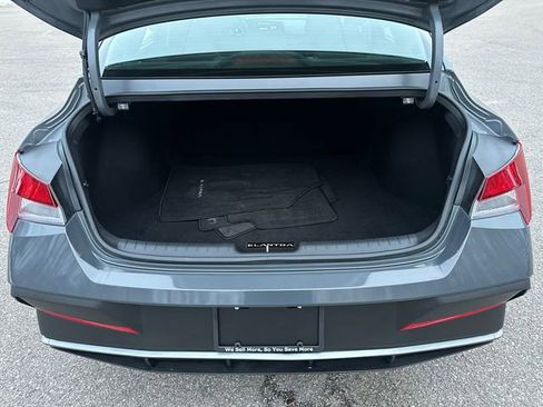 Used 2025 Hyundai Elantra SE image 35