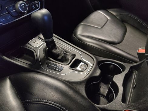 Used 2019 Jeep Cherokee Latitude Plus FWD image 26