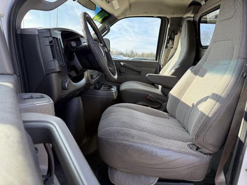 Used 2016 GMC Savana 2500 Extended image 2