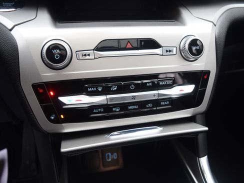 Used 2022 Ford Explorer XLT w/ Equipment Group 202A image 11