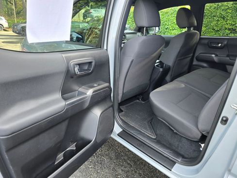 Used 2019 Toyota Tacoma TRD Off-Road w/ Technology Package image 17