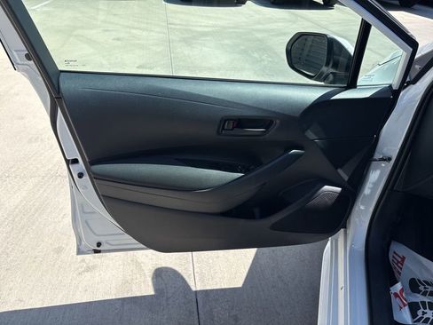Used 2025 Toyota Corolla LE FWD image 9