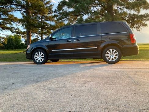 Used 2012 Chrysler Town & Country Touring-L w/ Entertainment Group #2 FWD image 4
