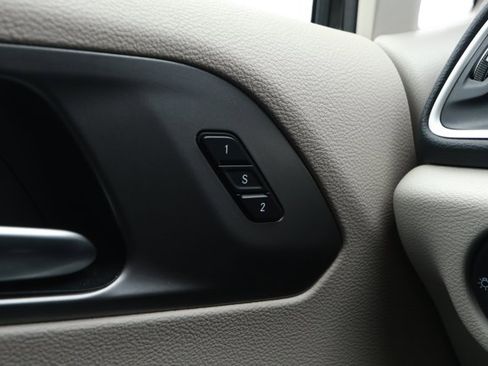 Used 2023 Chrysler Pacifica Touring-L image 20