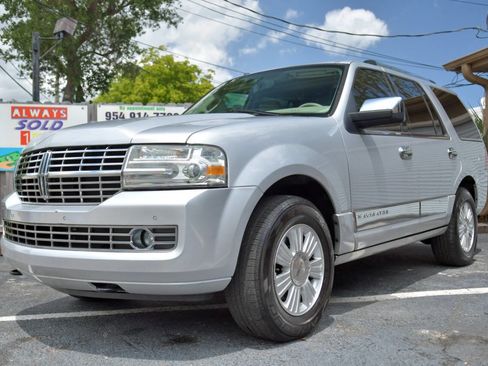 Used 2014 Lincoln Navigator 2WD image 2
