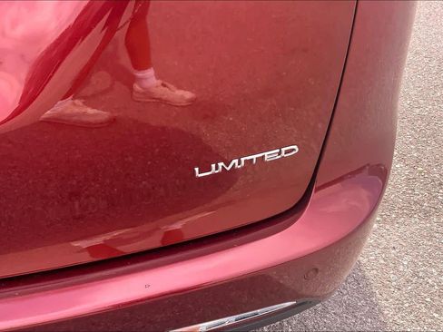 Used 2017 Chrysler Pacifica Limited w/ UConnect Theater Package FWD image 10