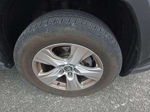 Used 2021 Toyota RAV4 XLE FWD image 9