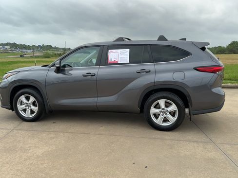 Used 2023 Toyota Highlander LE image 5