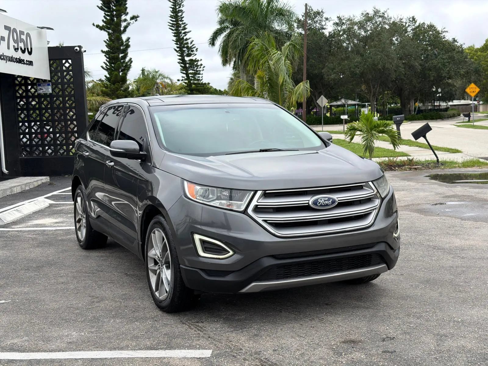 Used 2018 Ford Edge Titanium w/ Technology Package FWD image 3