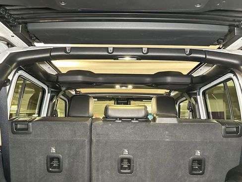 Used 2021 Jeep Wrangler Unlimited Sahara image 7