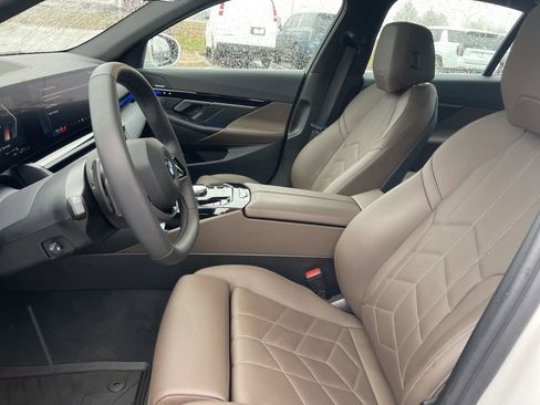 Used 2025 BMW 530i xDrive w/ Premium Package image 19